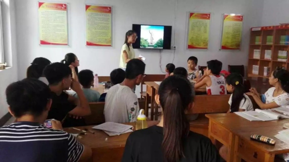 队员在为孩子们展示美丽的山东师大