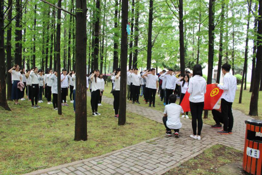 在青年林进行“入团宣誓”