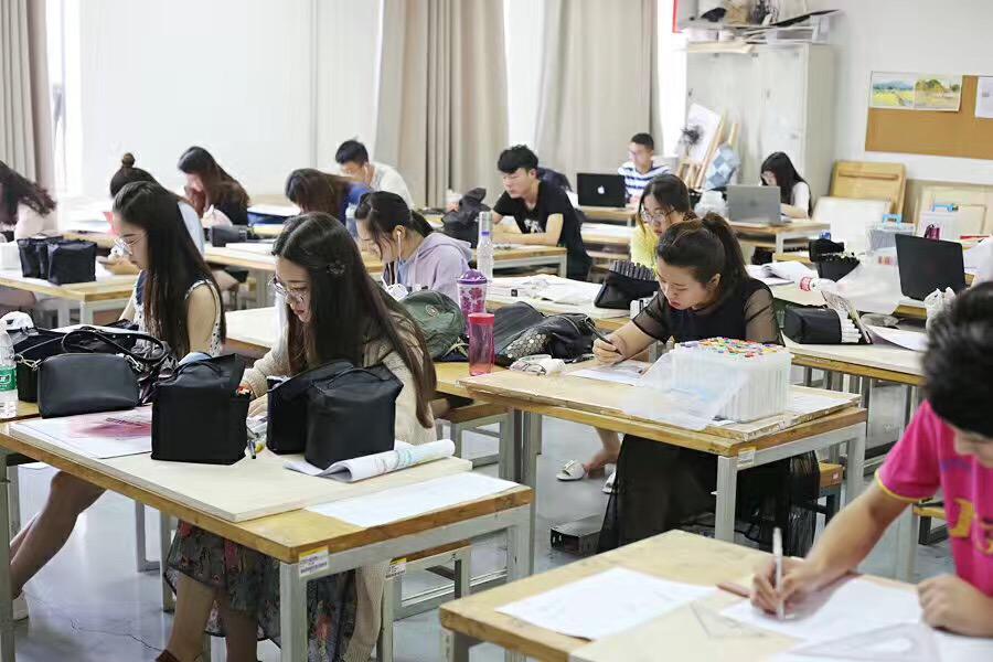 同学们在画专业课作业
