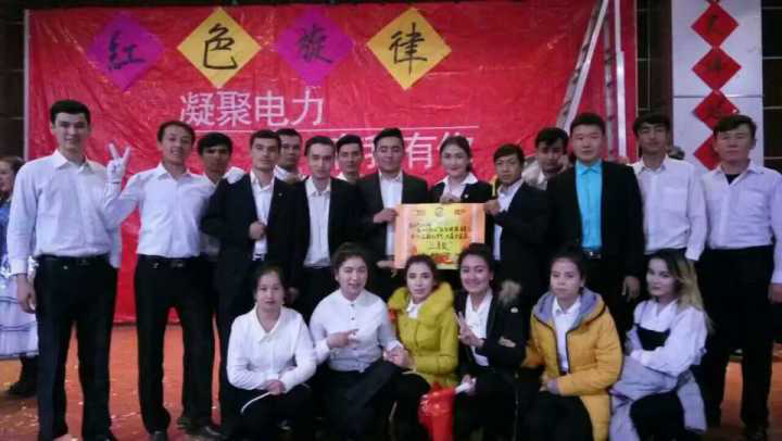 参加“红色旋律”主题文艺晚会