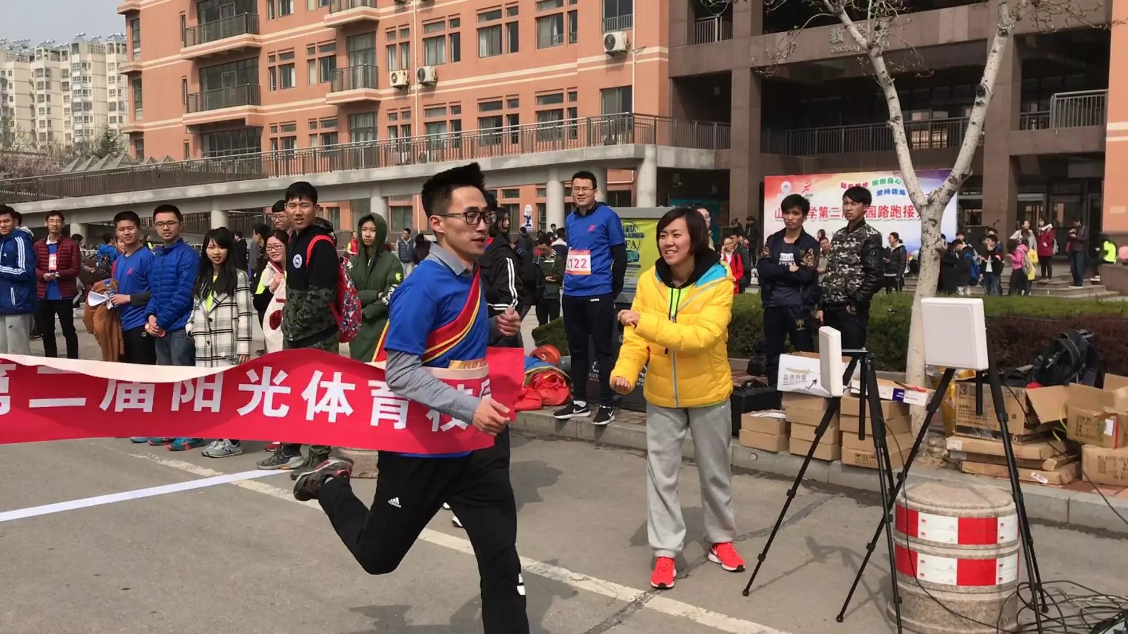 支部成员参加校园体育比赛