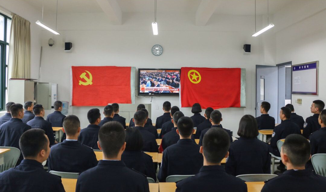 支部组织观看十九大开幕式