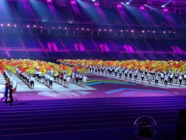此图为2017年全运会演出志愿者排练现场