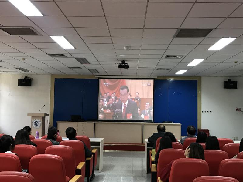 此图为团支部组织大家集体观看十九大