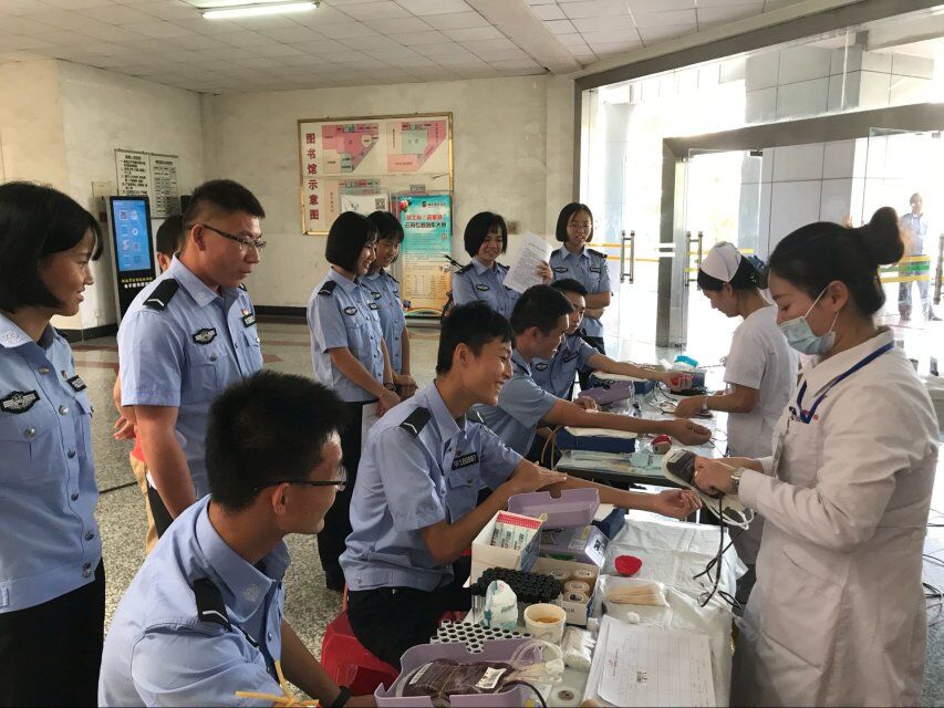 参加无偿献血活动