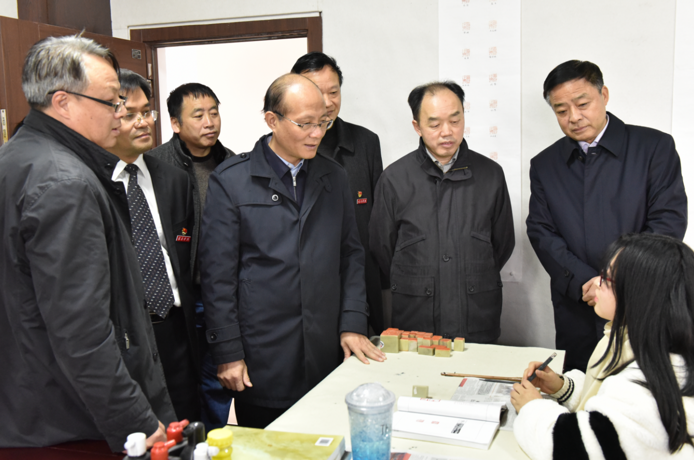 江西省吴副省长在宜春学院书法艺术学院16级书法班调研指导