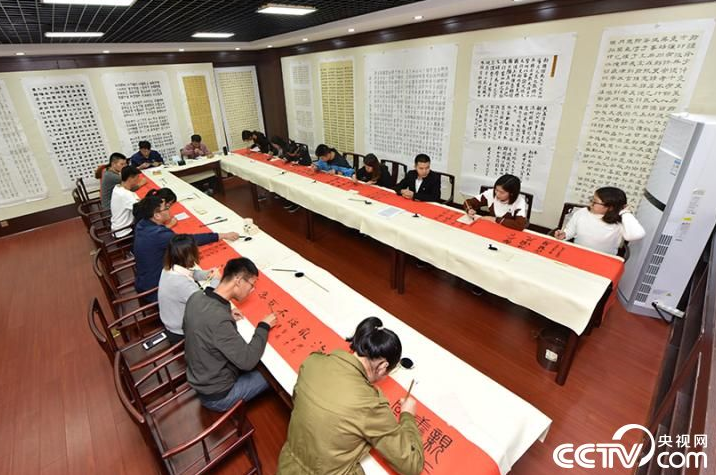 宜春学院书法艺术学院师生现场书写学习十九大精神心得