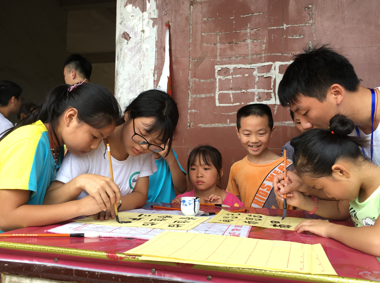 宜春学院书法艺术学院16级书法班团支部宣传委员鄢芬同学在江西樟树经楼小学指导学生写字