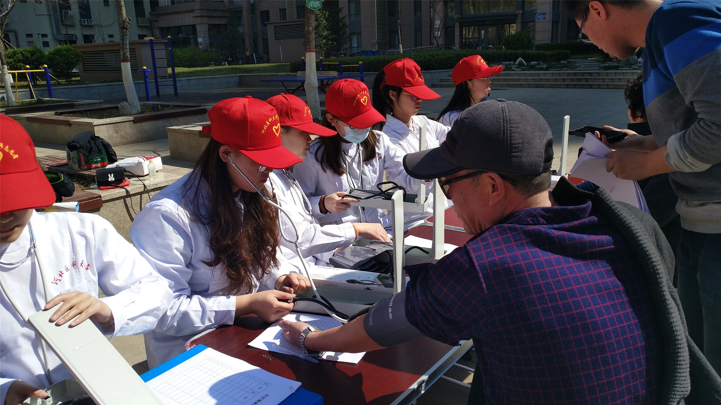 “雷锋月”走进社区志愿者活动