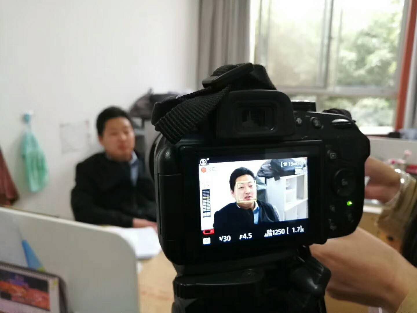 万钧书院新媒体中心工作图