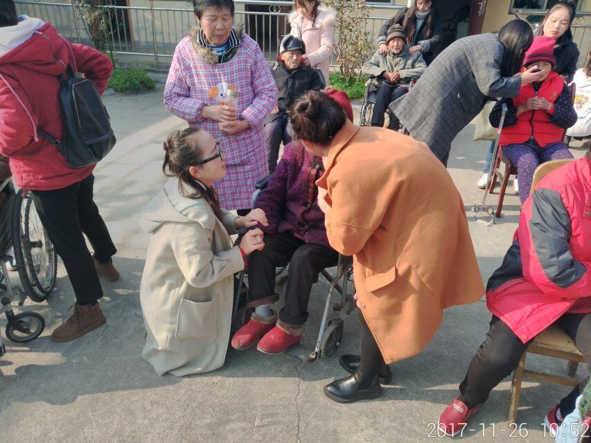 社团成员陪伴老人们