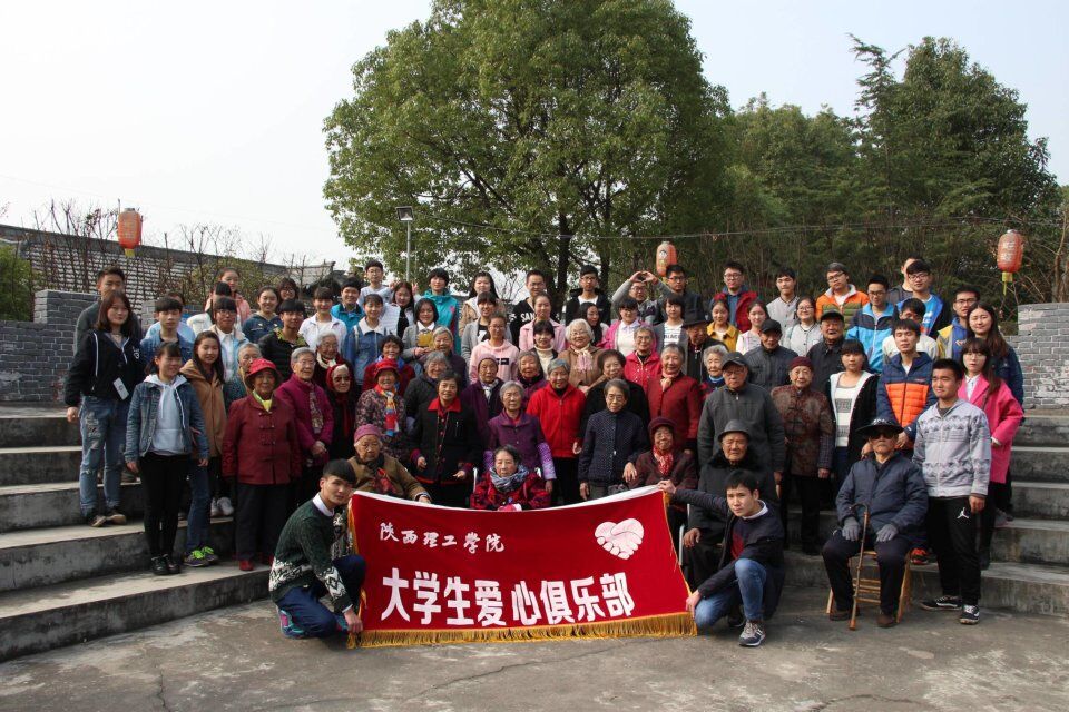 与老人们的亲切合影