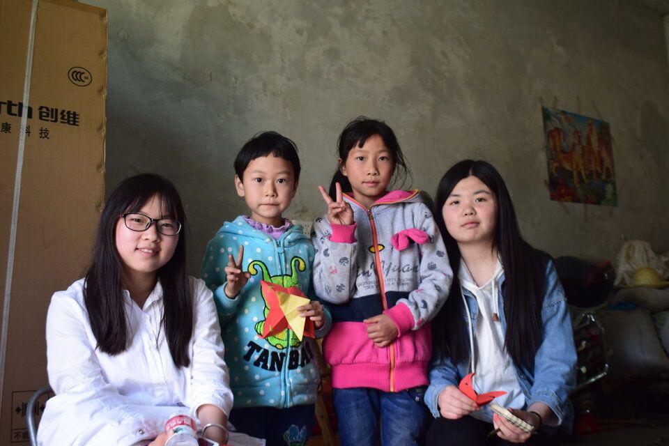 与孩子们的合影