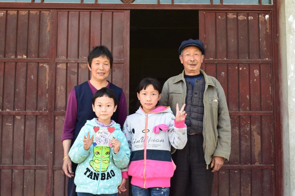 孩子们与爷爷奶奶和合影