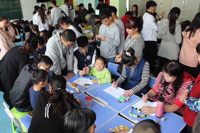 ”蓝色行动——关爱自闭症儿童“活动志愿者组织孩子们绘画