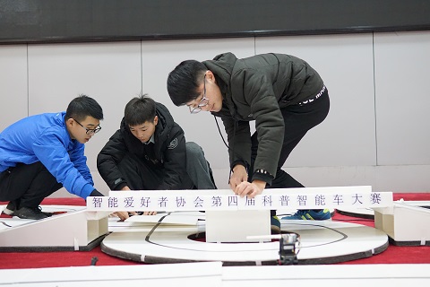 第四届科普智能车大赛现场赛道制作中