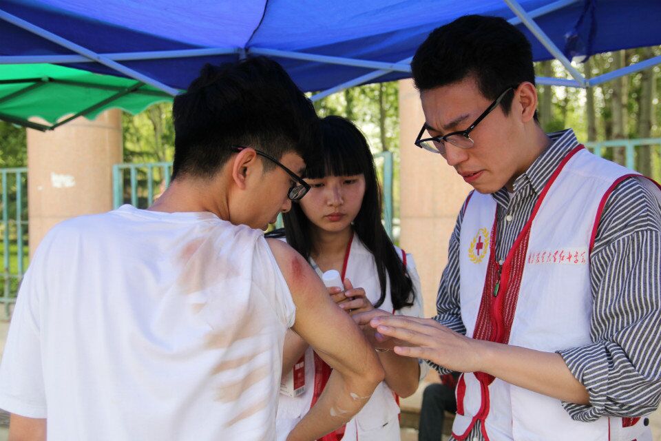 本校第四十届运动会骨干为受伤运动员处理伤口（应急救护）