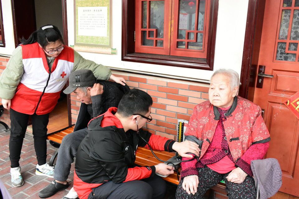 2017年骨干为夕阳红敬老院老人量血压（助老扶残）